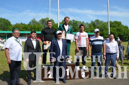 Чирмешән Сабан туе: баш батыр Марат Каримовны питбайк белән бүләкләделәр (ФОТОРЕПОРТАЖ)