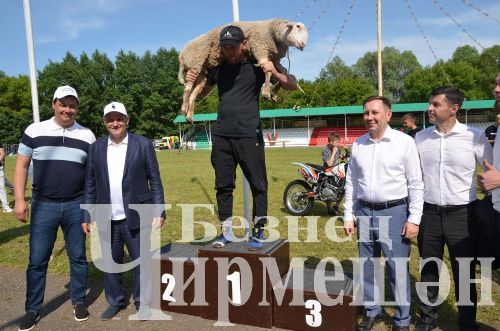 Чирмешән Сабан туе: баш батыр Марат Каримовны питбайк белән бүләкләделәр (ФОТОРЕПОРТАЖ)