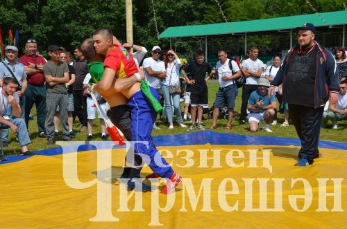 Чирмешән Сабан туе: баш батыр Марат Каримовны питбайк белән бүләкләделәр (ФОТОРЕПОРТАЖ)