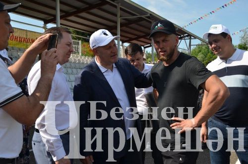 Чирмешән Сабан туе: баш батыр Марат Каримовны питбайк белән бүләкләделәр (ФОТОРЕПОРТАЖ)