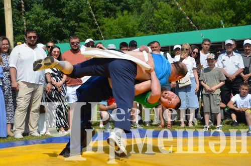 Чирмешән Сабан туе: баш батыр Марат Каримовны питбайк белән бүләкләделәр (ФОТОРЕПОРТАЖ)
