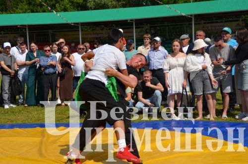 Чирмешән Сабан туе: баш батыр Марат Каримовны питбайк белән бүләкләделәр (ФОТОРЕПОРТАЖ)