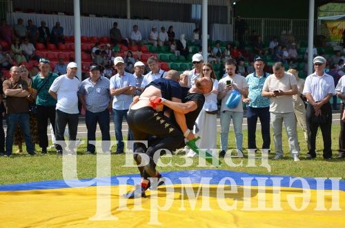 Чирмешән Сабан туе: баш батыр Марат Каримовны питбайк белән бүләкләделәр (ФОТОРЕПОРТАЖ)