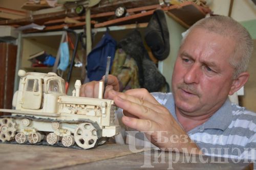 Салимжан Гамиров собирает из дерева модель трактора ДТ-75 (ФОТОРЕПОРТАЖ)