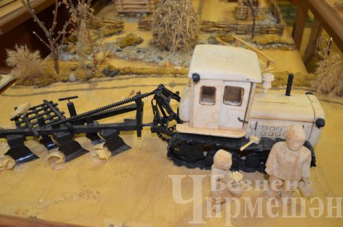 Салимжан Гамиров собирает из дерева модель трактора ДТ-75 (ФОТОРЕПОРТАЖ)