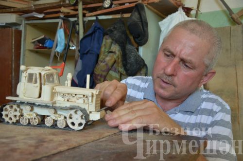 Салимжан Гамиров собирает из дерева модель трактора ДТ-75 (ФОТОРЕПОРТАЖ)