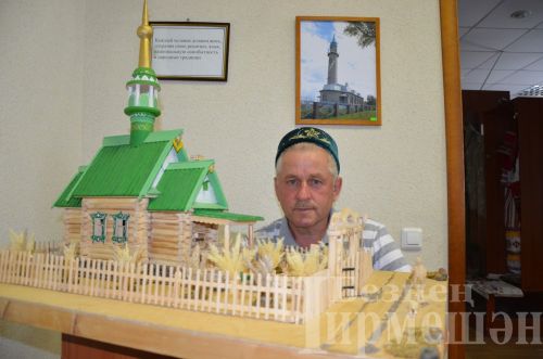 Салимжан Гамиров собирает из дерева модель трактора ДТ-75 (ФОТОРЕПОРТАЖ)