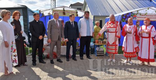 Чирмешәндә укытучыларның август конференциясе хәйрия ярминкәсе белән башланды (ФОТОРЕПОРТАЖ)