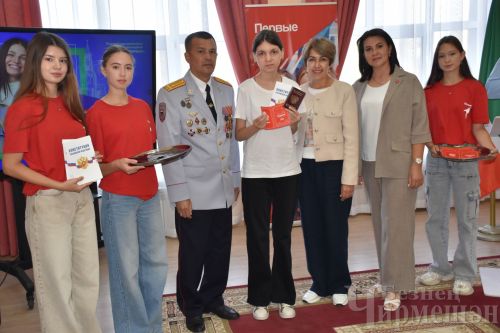 Татарстан Республикасы көне алдыннан яшь чирмешәнлеләргә паспортлар тапшырдылар (ФОТОРЕПОРТАЖ)