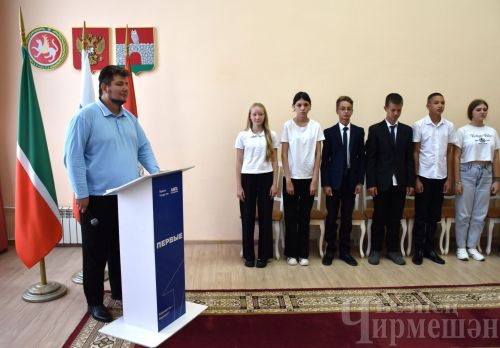 Татарстан Республикасы көне алдыннан яшь чирмешәнлеләргә паспортлар тапшырдылар (ФОТОРЕПОРТАЖ)