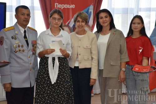 Татарстан Республикасы көне алдыннан яшь чирмешәнлеләргә паспортлар тапшырдылар (ФОТОРЕПОРТАЖ)