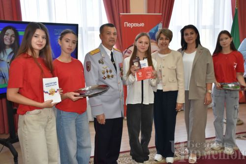 Татарстан Республикасы көне алдыннан яшь чирмешәнлеләргә паспортлар тапшырдылар (ФОТОРЕПОРТАЖ)