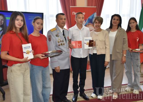 Татарстан Республикасы көне алдыннан яшь чирмешәнлеләргә паспортлар тапшырдылар (ФОТОРЕПОРТАЖ)