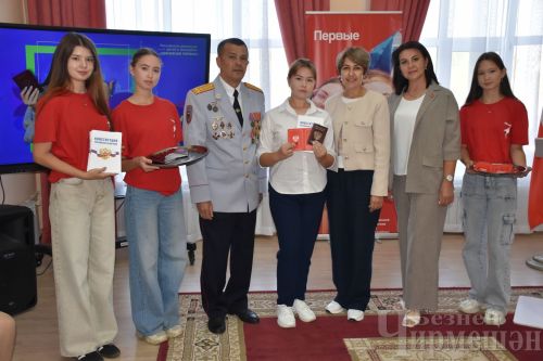 Татарстан Республикасы көне алдыннан яшь чирмешәнлеләргә паспортлар тапшырдылар (ФОТОРЕПОРТАЖ)