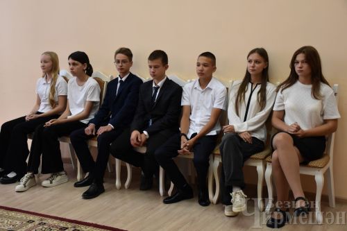 Татарстан Республикасы көне алдыннан яшь чирмешәнлеләргә паспортлар тапшырдылар (ФОТОРЕПОРТАЖ)