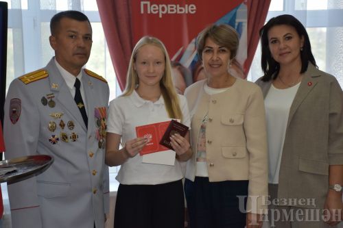 Татарстан Республикасы көне алдыннан яшь чирмешәнлеләргә паспортлар тапшырдылар (ФОТОРЕПОРТАЖ)