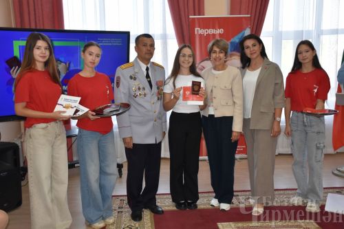 Татарстан Республикасы көне алдыннан яшь чирмешәнлеләргә паспортлар тапшырдылар (ФОТОРЕПОРТАЖ)