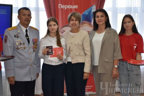 Татарстан Республикасы көне алдыннан яшь чирмешәнлеләргә паспортлар тапшырдылар (ФОТОРЕПОРТАЖ)