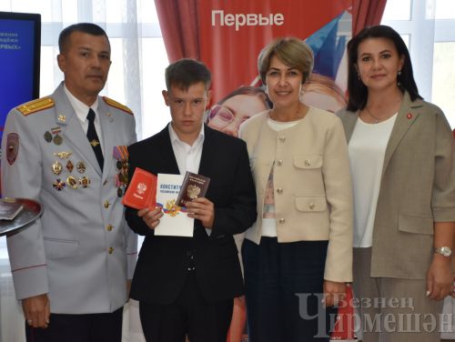 Татарстан Республикасы көне алдыннан яшь чирмешәнлеләргә паспортлар тапшырдылар (ФОТОРЕПОРТАЖ)