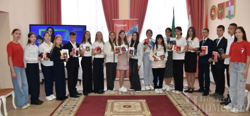 Татарстан Республикасы көне алдыннан яшь чирмешәнлеләргә паспортлар тапшырдылар (ФОТОРЕПОРТАЖ)