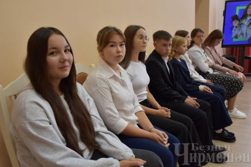 Татарстан Республикасы көне алдыннан яшь чирмешәнлеләргә паспортлар тапшырдылар (ФОТОРЕПОРТАЖ)