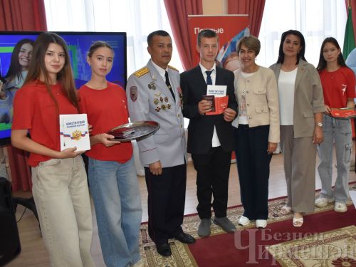 Татарстан Республикасы көне алдыннан яшь чирмешәнлеләргә паспортлар тапшырдылар (ФОТОРЕПОРТАЖ)