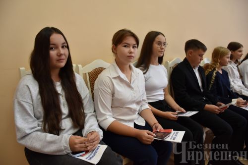 Татарстан Республикасы көне алдыннан яшь чирмешәнлеләргә паспортлар тапшырдылар (ФОТОРЕПОРТАЖ)