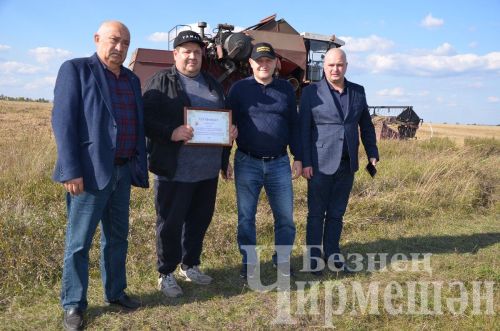 Чирмешән районында урак уңганнарын тагын бүләкләделәр (ФОТОРЕПОРТАЖ)