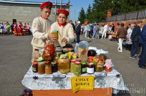 Чирмешән районы мәктәпләре Игелеклелек ярминкәсендә сату итте (ФОТОРЕПОРТАЖ)
