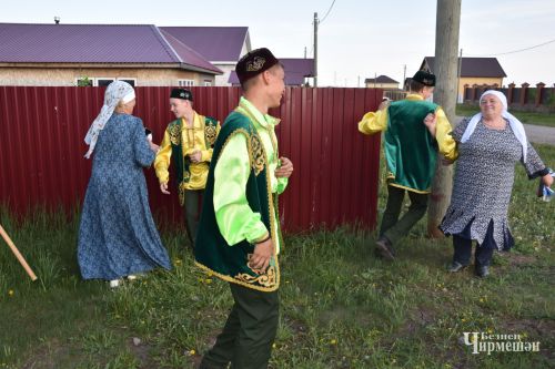 Чирмешәндә быел да җырлап-биеп сөлге җыйдылар (ФОТОРЕПОРТАЖ)