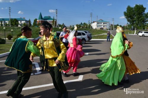 Чирмешәндә быел да җырлап-биеп сөлге җыйдылар (ФОТОРЕПОРТАЖ)
