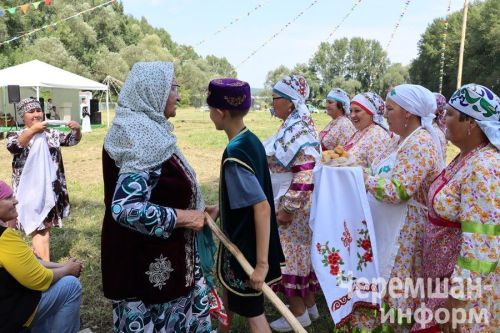 Бәркәтәдә Авыл көнендә туганнар, сыйныфташлар очрашты (ФОТОРЕПОРТАЖ)
