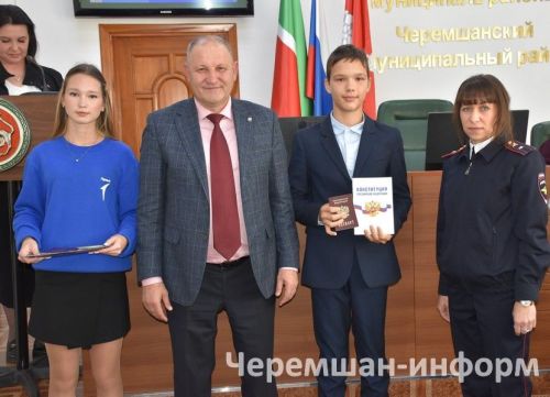 В Черемшанском районе вручили паспорта активистам "Движения Первых" (ФОТОРЕПОРТАЖ)