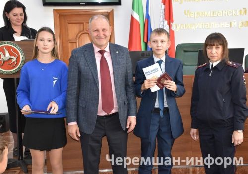 В Черемшанском районе вручили паспорта активистам "Движения Первых" (ФОТОРЕПОРТАЖ)