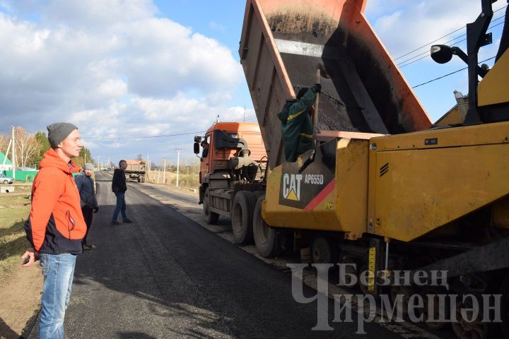В селе Ивашкино ремонтируется сильно разрушенная часть дороги на центральной улице
