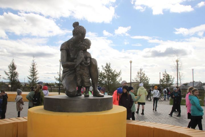 В селе Базарные Матаки Алькеевского района в парке Материнской славы открылся памятник Матери