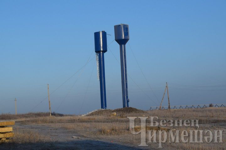 В Черемшанском районе на деньги самообложения покрасили водонапорные башни