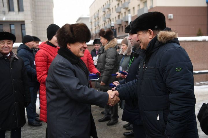 Главам сельский поселений Черемшанского района - новые автомобили, а детям - автобусы