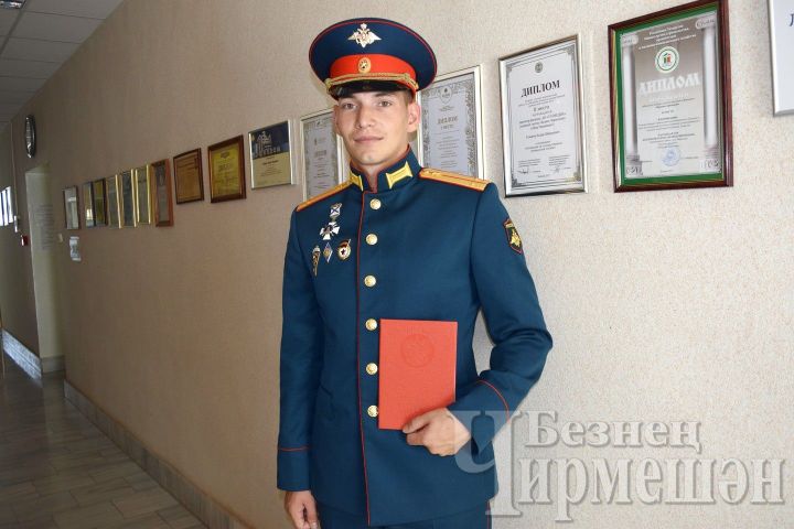 Иске Үтәмеш егете Нариман Сваровский офицер, идарә белгече дипломы алды