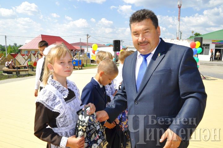 В Черемшане школьникам вручили ранцы с учебными принадлежностями