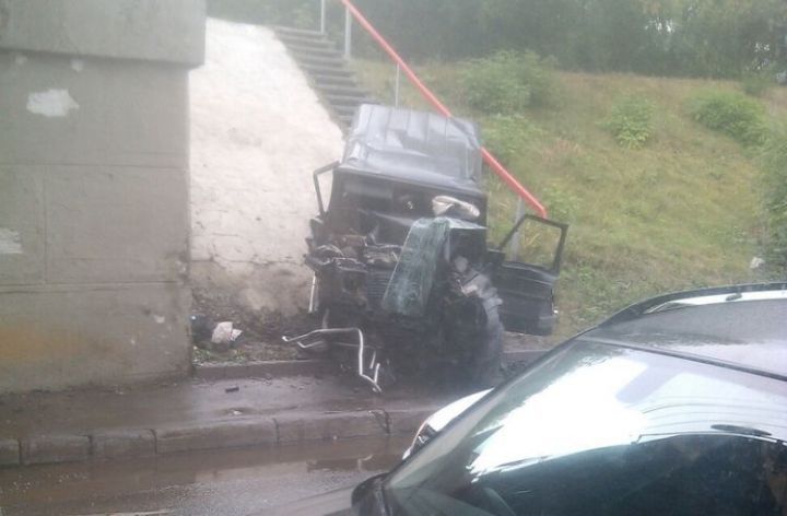В Татарстане водитель «Гелендвагена» погиб, влетев в опору моста