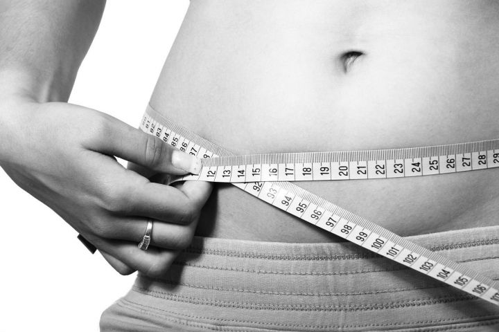 Диетологи назвали 5 продуктов, из-за которых копится жир на животе