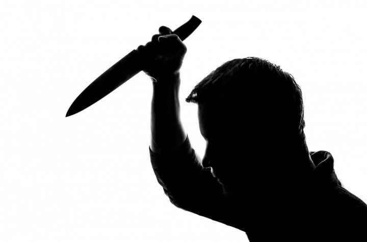 В Татарстане ревнивый мужчина ударил возлюбленную ножом