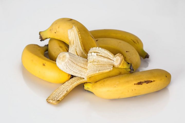 Медик предупредил россиян об опасности продаваемых в магазинах бананов