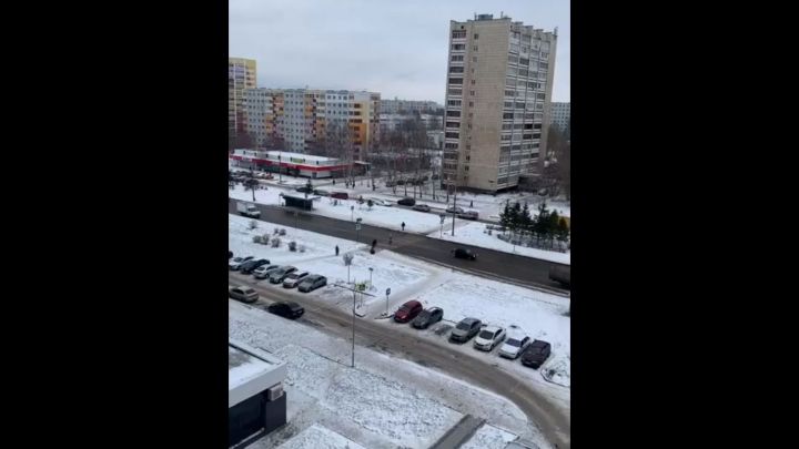 На видео сняли, как в Татарстане мужчина везет ребенка на ледянках, привязав к велосипеду