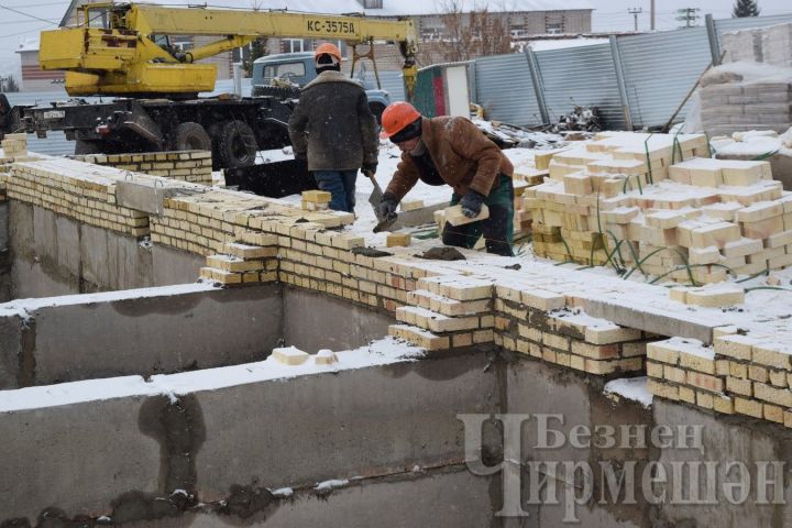 В Черемшане поднимают стены многоквартирного дома