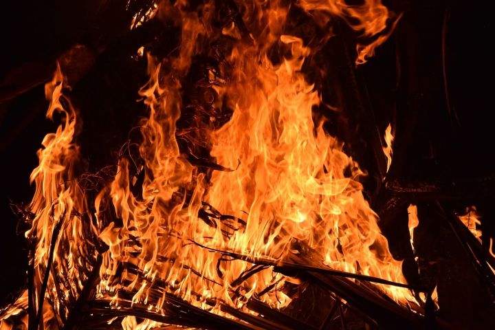 В Черемшанском районе загорелась баня