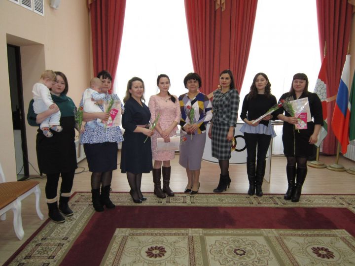 В Черемшанском районе сертификаты на материнский капитал вручены 1336 семьям