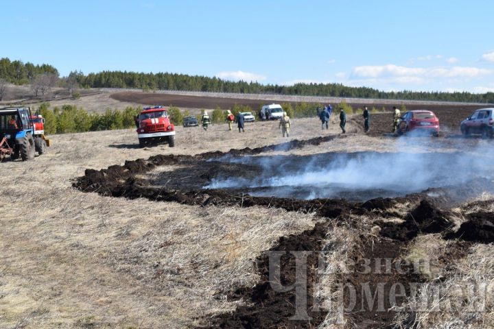 В стороне Казанки загорелась сухая трава