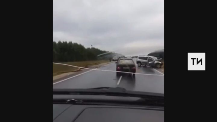 Появилось видео с места страшной аварии на трассе в Татарстане, в которой погибли два человека